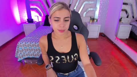 Snapshot of emily_ellen chatting on 01/15/25, 10:27 Emily online show from 01/15/25, 10:27