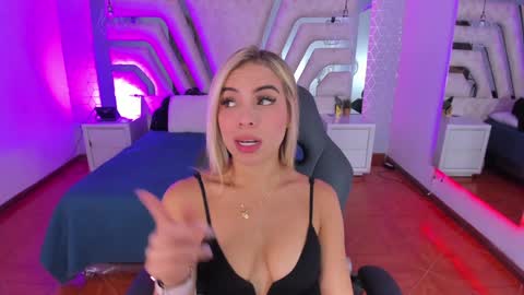Snapshot of emily_ellen chatting on 01/18/25, 10:39 Emily online show from 01/18/25, 10:39