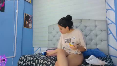 Emily jhon online show from 11/11/25, 12:16