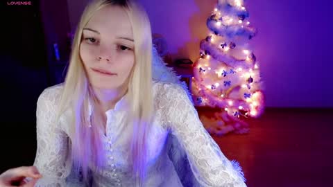 Snapshot of emily_nyaffe chatting on 12/24/24, 09:22 Lia online show from 12/24/24, 09:22