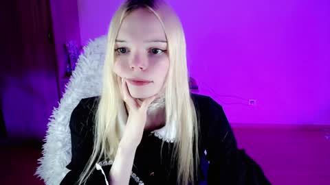Snapshot of emily_nyaffe chatting on 01/23/25, 09:29 Lia online show from 01/23/25, 09:29
