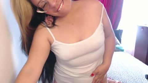 Snapshot of emily_sexy69 chatting on 02/21/25, 06:04 Emily online show from 02/21/25, 06:04