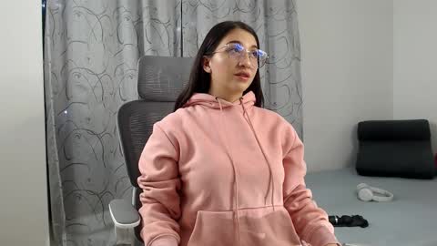 Snapshot of emily_smith29 chatting on 12/04/24, 02:53 emi online show from 12/04/24, 02:53
