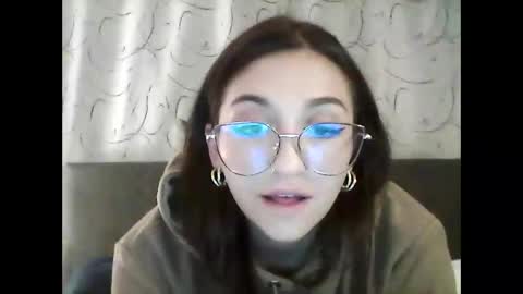 Snapshot of emily_smith29 chatting on 12/14/24, 01:17 emi online show from 12/14/24, 01:17