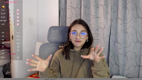 Snapshot of emily_smith29 chatting on 12/14/24, 04:23 emi online show from 12/14/24, 04:23