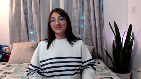 Snapshot of emily_smith29 chatting on 12/24/24, 09:33 emi online show from 12/24/24, 09:33