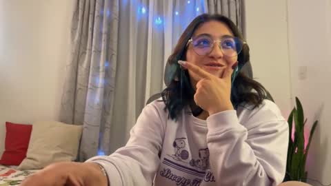 Snapshot of emily_smith29 chatting on 02/01/25, 06:32 emi online show from 02/01/25, 06:32