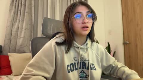 Snapshot of emily_smith29 chatting on 02/05/25, 01:15 emi online show from 02/05/25, 01:15