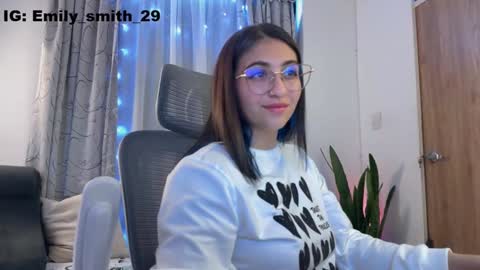 Snapshot of emily_smith29 chatting on 02/08/25, 09:15 emi online show from 02/08/25, 09:15