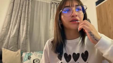 Snapshot of emily_smith29 chatting on 02/18/25, 04:48 emi online show from 02/18/25, 04:48