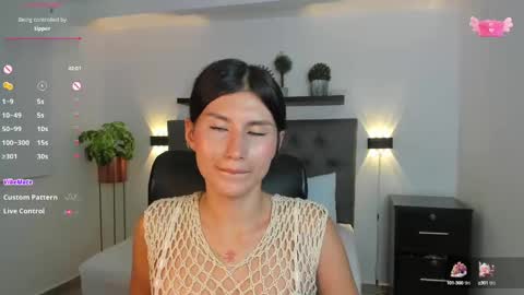 Snapshot of emily_villamil_ chatting on 01/13/25, 10:56 Emi online show from 01/13/25, 10:56