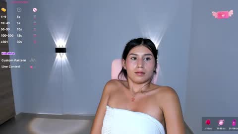 Snapshot of emily_villamil_ chatting on 02/11/25, 12:28 Emi online show from 02/11/25, 12:28
