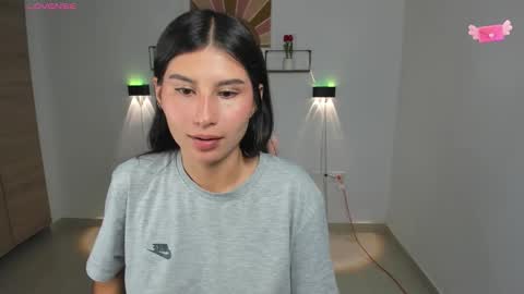 Snapshot of emily_villamil_ chatting on 10/06/25, 09:23 Emi online show from 10/06/25, 09:23