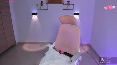 Snapshot of emily_villamil_ chatting on 10/14/25, 08:42 Emi online show from 10/14/25, 08:42