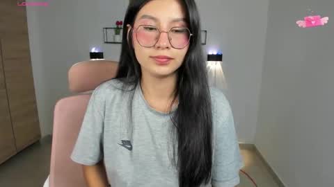 Snapshot of emily_villamil_ chatting on 11/25/25, 09:59 Emi online show from 11/25/25, 09:59