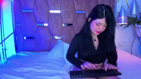 Snapshot of emilyandrew_ chatting on 11/13/25, 05:39 Amily Andrew online show from 11/13/25, 05:39