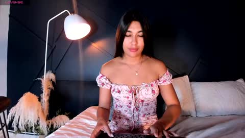 Snapshot of emilyh_ chatting on 12/15/24, 01:43 Emily online show from 12/15/24, 01:43