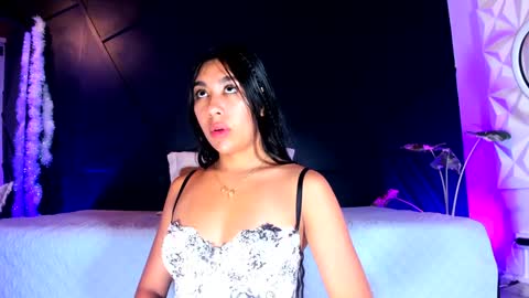 Snapshot of emilyh_ chatting on 01/12/25, 04:00 Emily online show from 01/12/25, 04:00