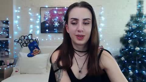 Snapshot of emilylayer chatting on 12/18/24, 10:13 Emyli online show from 12/18/24, 10:13