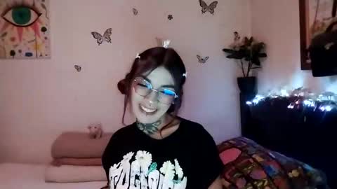 Snapshot of emilywhitee_ chatting on 12/11/24, 02:52 Valentina independent model online show from 12/11/24, 02:52