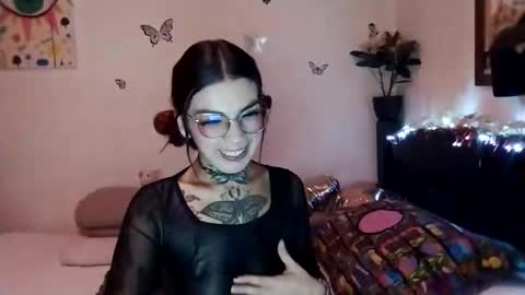 Snapshot of emilywhitee_ chatting on 12/16/24, 01:42 Valentina independent model online show from 12/16/24, 01:42
