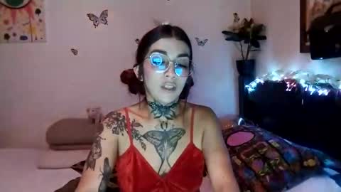 Snapshot of emilywhitee_ chatting on 12/16/24, 04:45 Valentina independent model online show from 12/16/24, 04:45