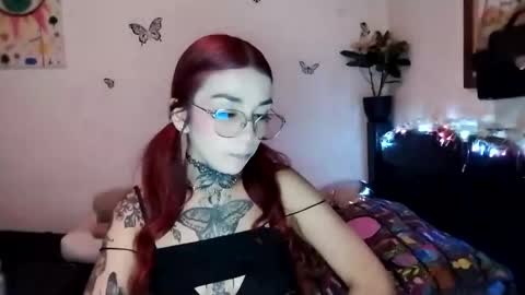 Snapshot of emilywhitee_ chatting on 01/21/25, 02:43 Valentina independent model online show from 01/21/25, 02:43