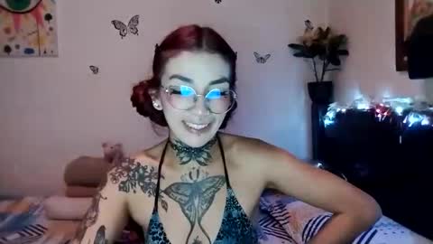 Snapshot of emilywhitee_ chatting on 02/05/25, 04:59 Valentina independent model online show from 02/05/25, 04:59