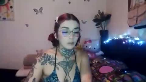 Snapshot of emilywhitee_ chatting on 02/28/25, 02:53 Valentina independent model online show from 02/28/25, 02:53