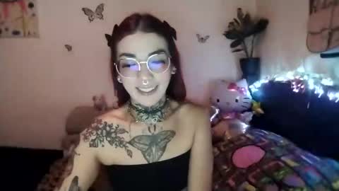 Snapshot of emilywhitee_ chatting on 03/08/25, 02:55 Valentina independent model online show from 03/08/25, 02:55