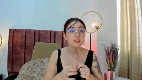 Snapshot of emilyywatson chatting on 12/15/24, 02:16 Emilyy Watson online show from 12/15/24, 02:16
