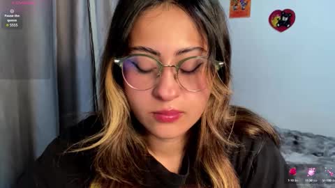 Snapshot of emma__bell_ chatting on 10/01/25, 10:49 Emma Is here online show from 10/01/25, 10:49