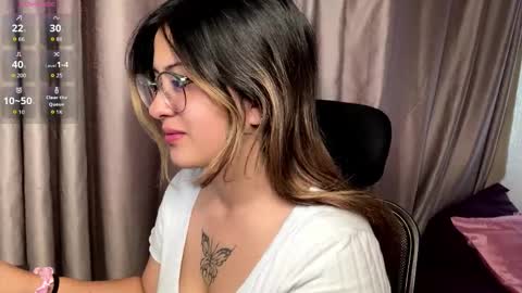 Snapshot of emma__bell_ chatting on 10/09/25, 02:04 Emma Is here online show from 10/09/25, 02:04