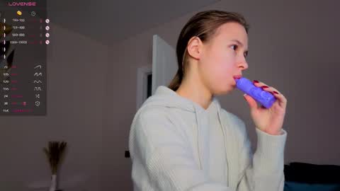 Snapshot of emma_clon chatting on 09/29/25, 01:33 Emma online show from 09/29/25, 01:33