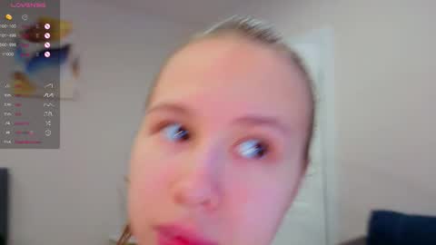 Snapshot of emma_clon chatting on 11/25/25, 02:00 Emma online show from 11/25/25, 02:00