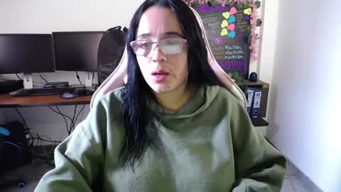 Snapshot of emma_evans07 chatting on 12/24/24, 01:28 emmy online show from 12/24/24, 01:28