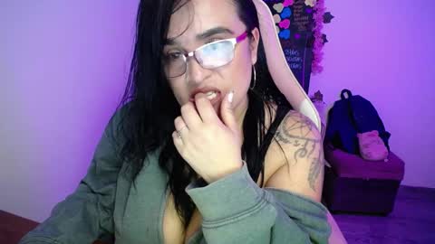 Snapshot of emma_evans07 chatting on 03/04/25, 06:39 emmy online show from 03/04/25, 06:39