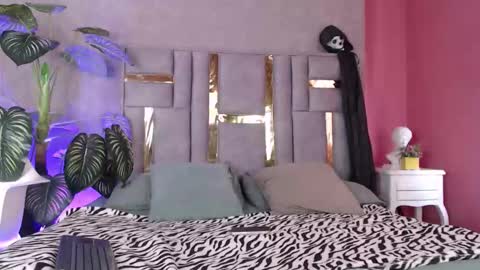 Snapshot of emma_fg chatting on 10/22/25, 12:27 Valeria online show from 10/22/25, 12:27