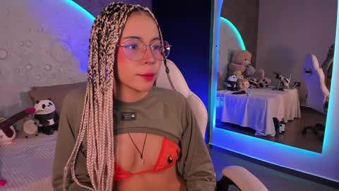 Snapshot of emma_nakamura chatting on 12/05/24, 10:01 online show from 12/05/24, 10:01