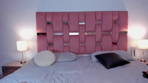 emma_saenz01 online show from 12/30/24, 12:11