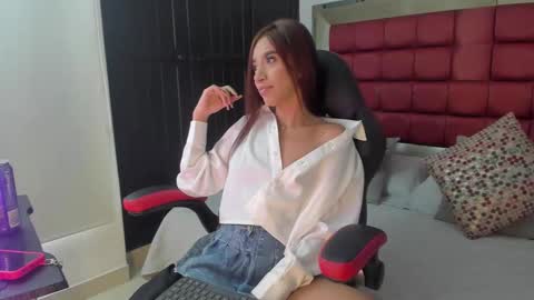 Snapshot of emmacarther chatting on 10/21/25, 06:19 Emma online show from 10/21/25, 06:19