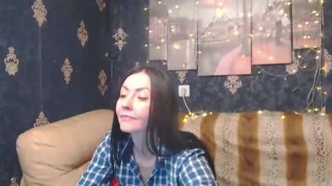 Snapshot of emmagoldx chatting on 12/16/24, 09:09 EmmaGoldX online show from 12/16/24, 09:09