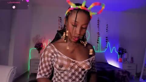 Snapshot of emmasanzoficial chatting on 10/17/25, 11:35 Sara online show from 10/17/25, 11:35