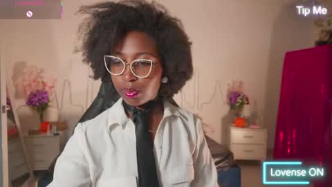 Snapshot of emmasanzoficial chatting on 11/09/25, 12:03 Sara online show from 11/09/25, 12:03