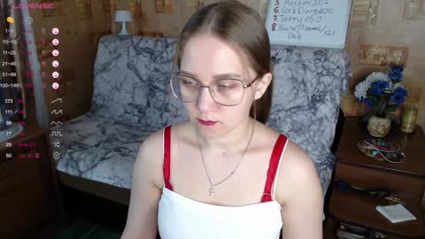Snapshot of emmatiny chatting on 12/07/24, 10:34 Mia online show from 12/07/24, 10:34