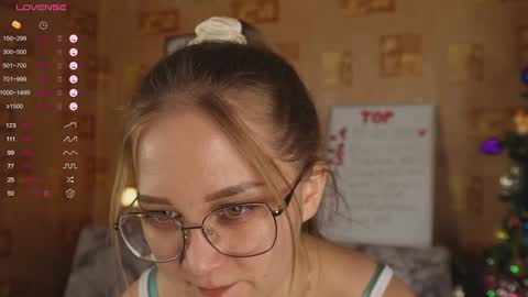 Snapshot of emmatiny chatting on 01/14/25, 01:49 Mia online show from 01/14/25, 01:49