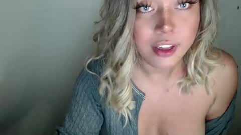 Snapshot of emmawatsoons chatting on 09/22/25, 04:31 YourDreamGirl Emma online show from 09/22/25, 04:31