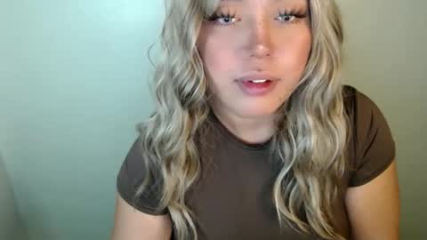 Snapshot of emmawatsoons chatting on 09/26/25, 04:38 YourDreamGirl Emma online show from 09/26/25, 04:38