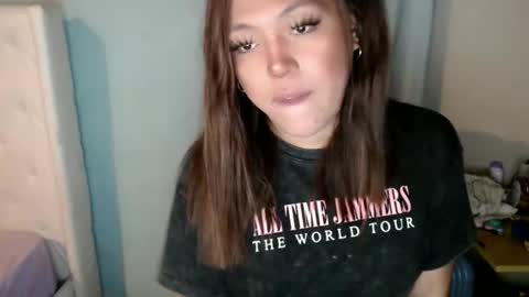 Snapshot of emmawatsoons chatting on 11/08/25, 03:50 YourDreamGirl Emma online show from 11/08/25, 03:50