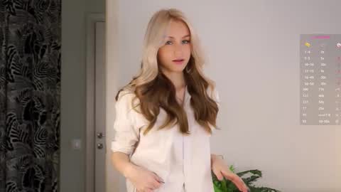 Snapshot of emmiemurray chatting on 10/05/25, 06:56 Aurora online show from 10/05/25, 06:56